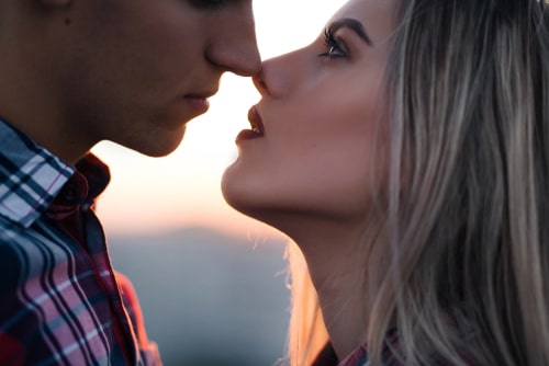 男性と女性がキスする画像