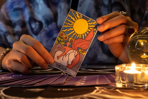 タロットカードで占っている占い師の画像