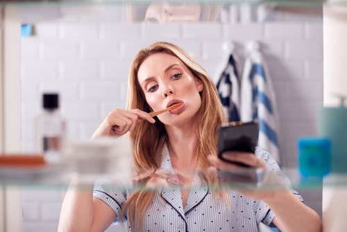 女性が歯磨きしている画像