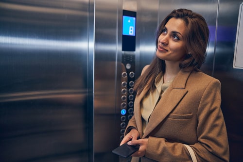 女性がエレベーターに乗っている画像