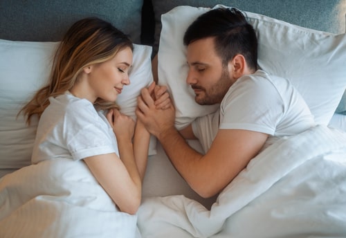 男性と女性が一緒に寝ている画像（添い寝画像）
