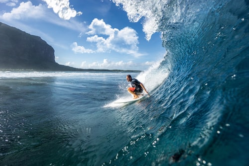 サーフィンをしている男性の画像
