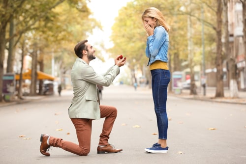 男性が女性にプロポーズしている画像