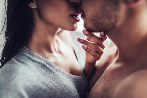 男性と女性がキスしようとしている画像