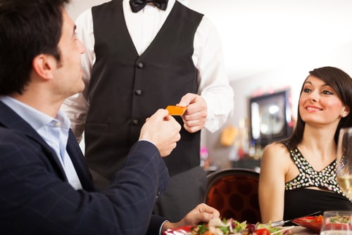 男性と女性が食事している画像