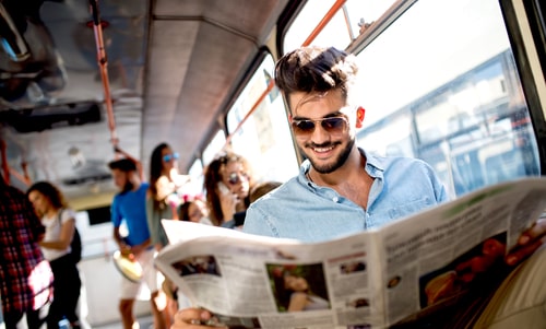 バスで新聞を読んでいる画像