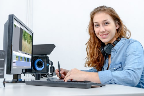 女性がパソコンを操作している画像